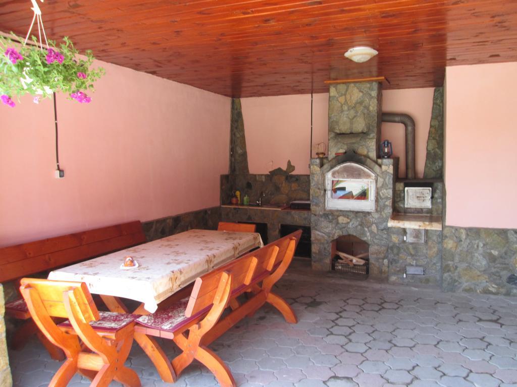 Vila La Izvor Petresti Bagian luar foto